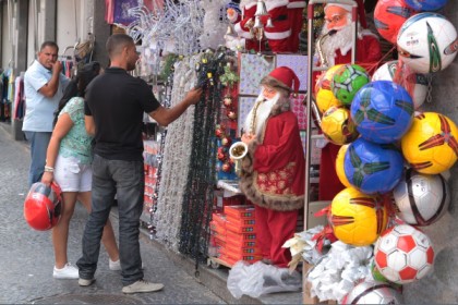 Consumidores olham vitrine de Natal na Rua 13 de Maio em Campinas