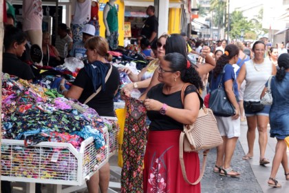 Consumidora olha roupas em barraca na Rua 13 de Maio, em Campinas. Foto: Adriano Rosa