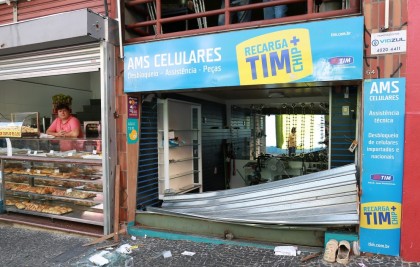 Loja de celulares ficou totalmente quebrada após ato