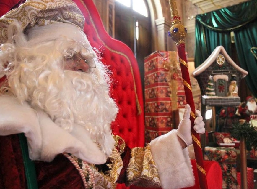 Papai Noel leva magia de Natal ao comércio do Centro