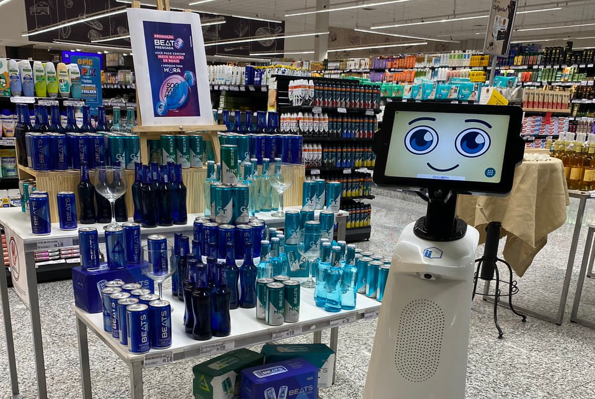 Supermercado Dalben lança robô humanoide para atender clientes