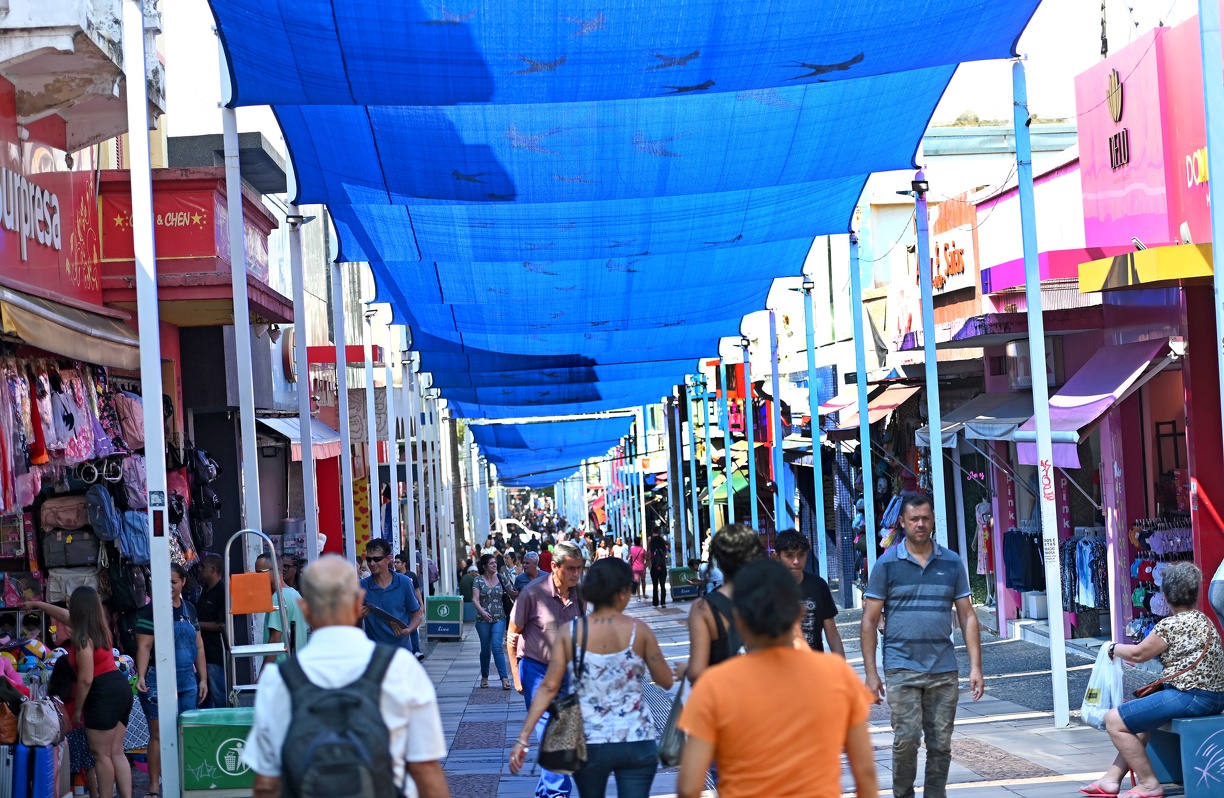 a foto msotra pessoas caminhando pela Rua 13 de maio